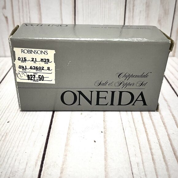 Vintage Oneida Chippendale Set Silverplate Salt Pepper Shakers with Box - Picture 2 of 5